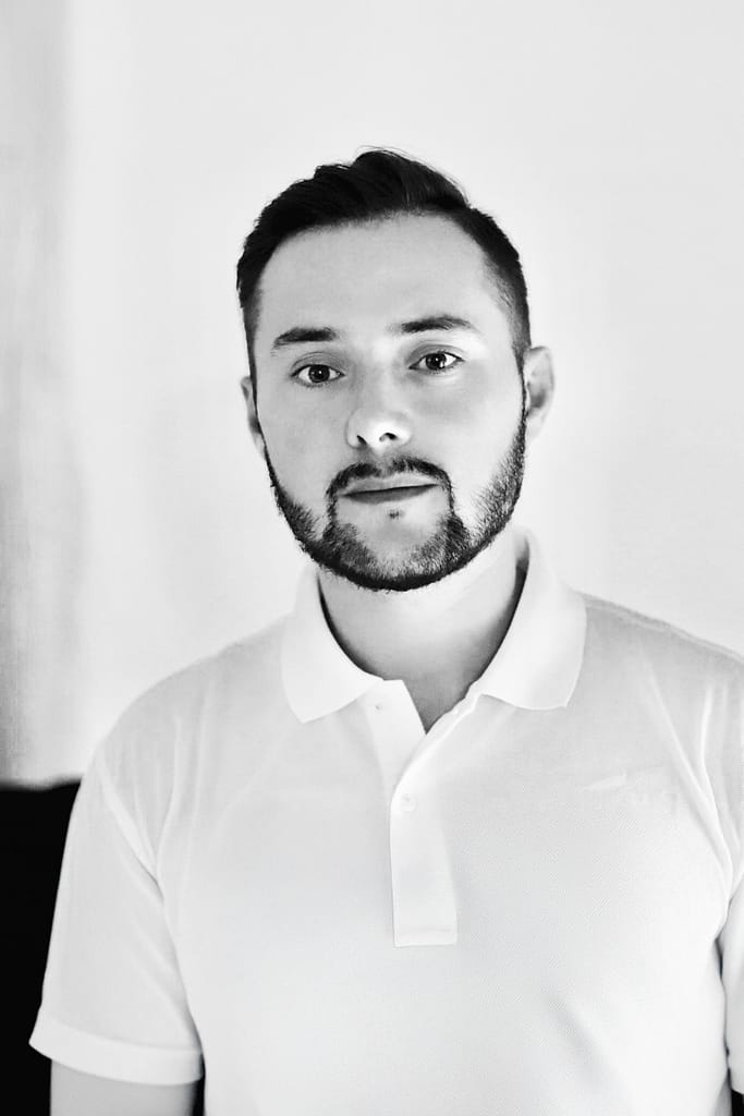 Portrait en noir et blanc de Cyrill, photographe de mariage basé dans l’Yonne